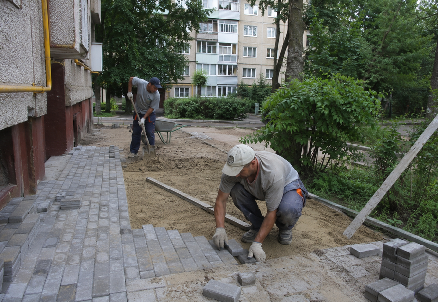 Укладка плитки и благоустройство двора